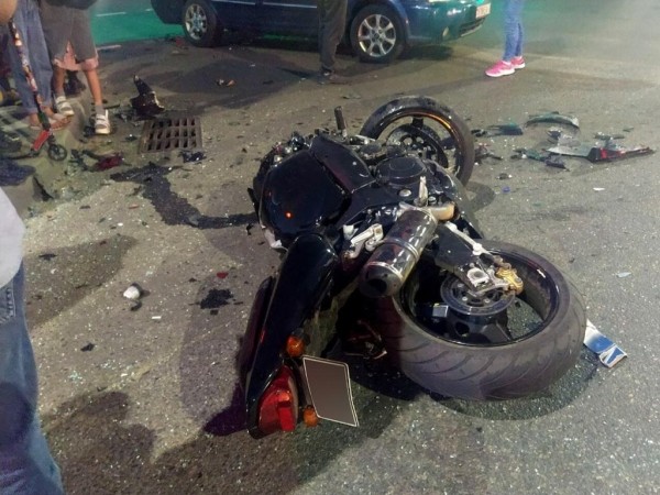 Жесткое столкновение мотоцикла с легковушкой попало на видео