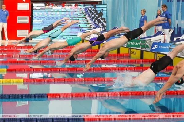 Более 300 пловцов из Беларуси и России соревнуются в Бресте