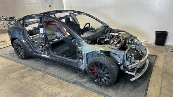 Ютубер полностью разобрал свою Tesla, чтобы узнать, насколько быстрее она поедет Ютубер полностью разобрал свою Tesla, чтобы узнать, насколько быстрее она поедет