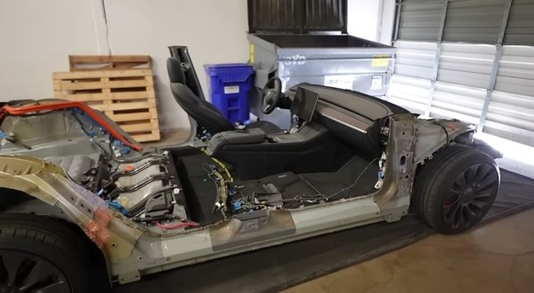 Ютубер полностью разобрал свою Tesla, чтобы узнать, насколько быстрее она поедет Ютубер полностью разобрал свою Tesla, чтобы узнать, насколько быстрее она поедет