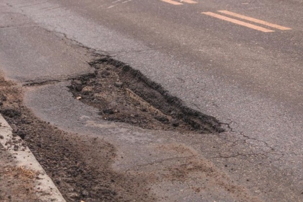 Мужчине выплатили почти $1,5 млн за ДТП из-за ямы на дороге Мужчине выплатили почти $1,5 млн за ДТП из-за ямы на дороге