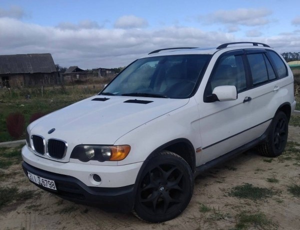 «Она стоила $16 900, но 300 долларов нам сбросили». Белорусы купили внедорожник в автохаусе — остались без денег и машины