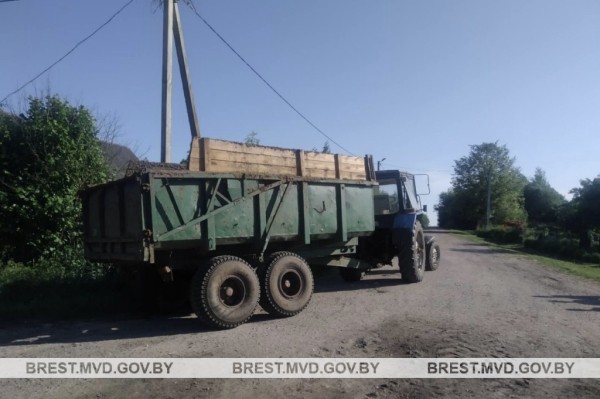 Тракторист не уступил дорогу молодой девушке на мотоцикле. Подробности ДТП в Брестской области