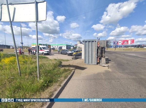 В Минске самосвал перевернулся после столкновения с такси. Есть видео В Минске самосвал перевернулся после столкновения с такси. Есть видео