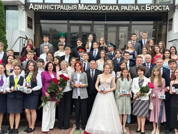 В Московском районе Бреста чествовали выпускников В Московском районе Бреста чествовали выпускников