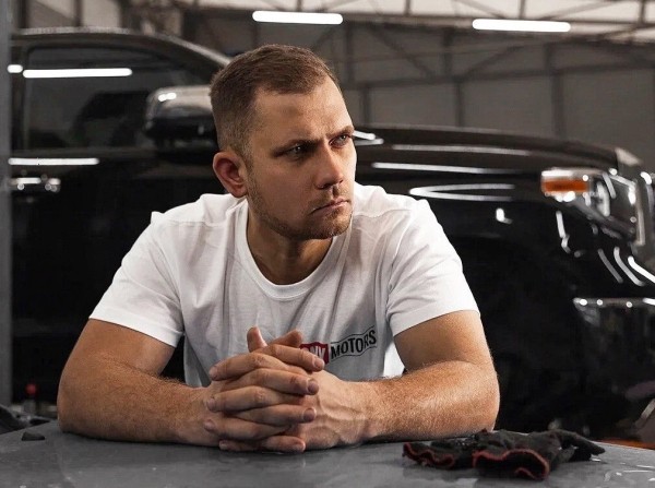 «Геометрия не пострадала, безопасность — целая». Белорус привёз из Америки 466-сильный Ford Mustang GT