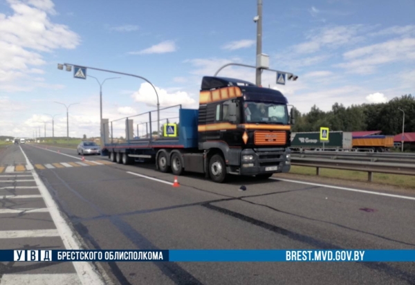 Грузовик сбил мужчину на трассе М1 в Барановичском районе