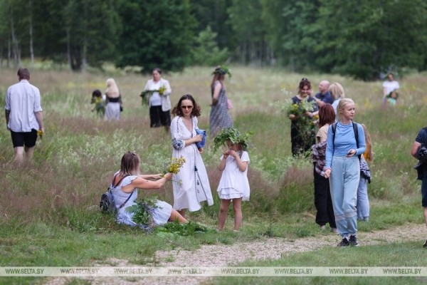«Хочется больше народных праздников». Шумно и весело отметили Купалье в Беловежской пуще «Хочется больше народных праздников». Шумно и весело отметили Купалье в Беловежской пуще