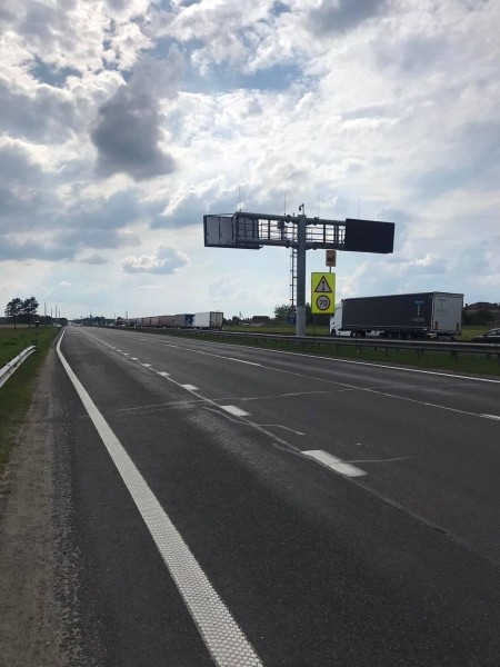 Очередь из большегрузных автомобилей, ожидающих своего проезда на погранпереходе «Козловичи», растянулась на километры