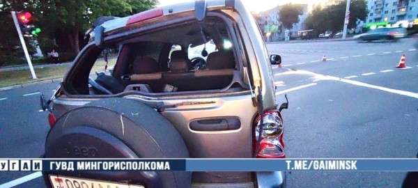 Проехал на красный и перевернулся. Видео из Минска