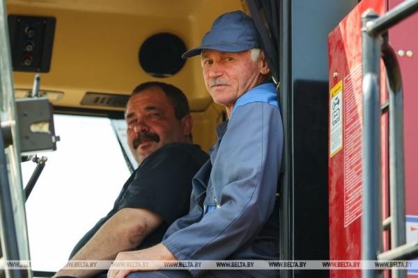 «Стараемся на деле проявлять заботу о людях», или Как в Кобринском районе начали жатву