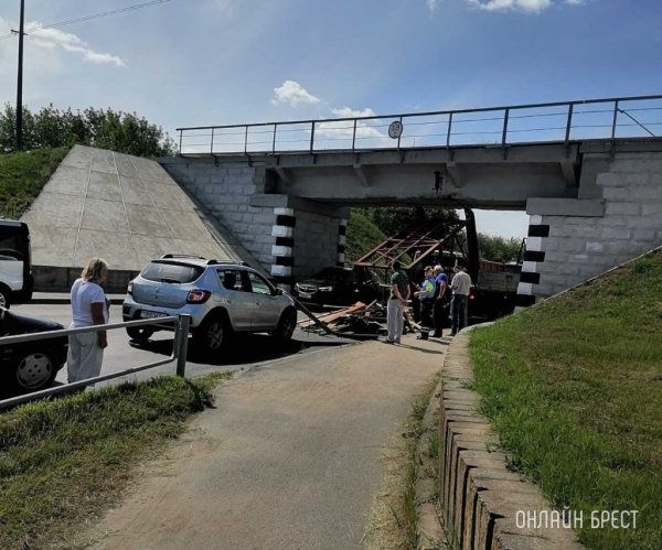 В Барановичах с большегруза на легковушку упала металлическая конструкция В Барановичах с большегруза на легковушку упала металлическая конструкция