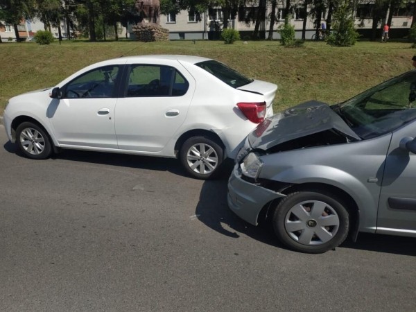 В Каменце по улице Брестской столкнулись два автомобиля В Каменце по улице Брестской столкнулись два автомобиля