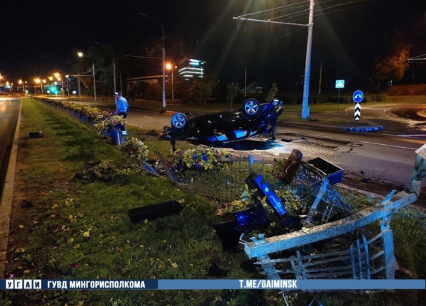 Audi в центре Минска перевернулся несколько раз и лег на крышу