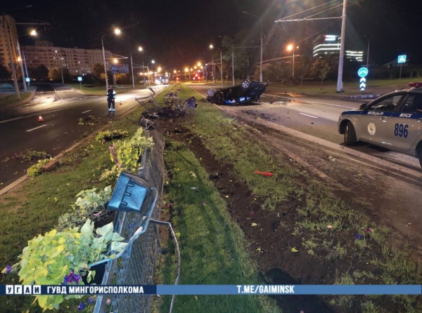 Audi в центре Минска перевернулся несколько раз и лег на крышу