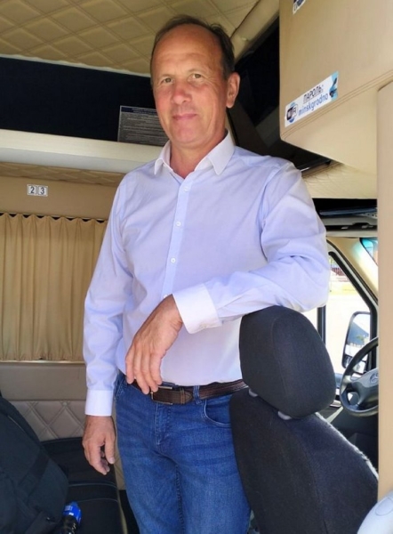 «Ущипните меня, я точно в маршрутке?» В соцсетях завирусился водитель, который раздает конфеты и знает пассажиров по именам