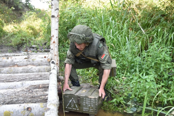 Десантники осуществили подрыв моста через Прилукский канал на полигоне «Брестский» Десантники осуществили подрыв моста через Прилукский канал на полигоне «Брестский»