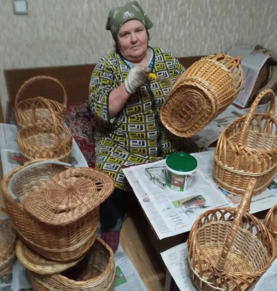 «Лисичек сдавали на 800 рублей, черники – на 1000, корзин продали на 3 тысячи». Как семья подрабатывает на дарах природы