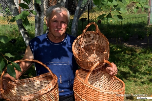 «Лисичек сдавали на 800 рублей, черники – на 1000, корзин продали на 3 тысячи». Как семья подрабатывает на дарах природы