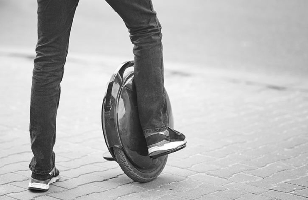 Мужчина на моноколесе выехал на дорогу на красный свет, и его сбил автомобиль. Кого признали виновным?