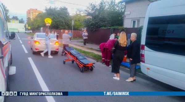 Ребенок выбежал из-за стоящего автомобиля, и водитель не успел среагировать. Видео Ребенок выбежал из-за стоящего автомобиля, и водитель не успел среагировать. Видео