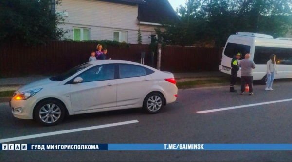 Ребенок выбежал из-за стоящего автомобиля, и водитель не успел среагировать. Видео Ребенок выбежал из-за стоящего автомобиля, и водитель не успел среагировать. Видео