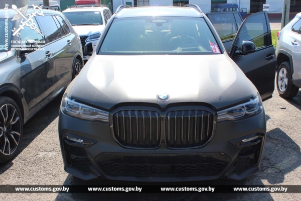 Семь недешевых авто пытались ввезти в Беларусь, занизив стоимость почти в два раза Семь недешевых авто пытались ввезти в Беларусь, занизив стоимость почти в два раза