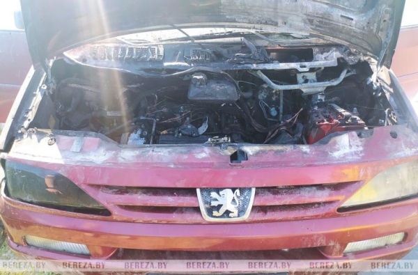 В Березе горел автомобиль Peugeot