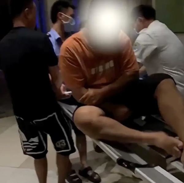 В Китае резко упал лифт, подбросив пассажиров до потолка. Инцидент попал на видео В Китае резко упал лифт, подбросив пассажиров до потолка. Инцидент попал на видео