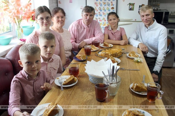 Жемчужную свадьбу отметили родители девятерых детей Ольга и Василий Попитич из Пинского района Жемчужную свадьбу отметили родители девятерых детей Ольга и Василий Попитич из Пинского района