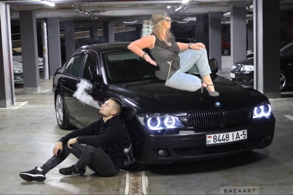 «Женщина-кошка» из Минска стала мемом. В автомобильных пабликах «пожар»