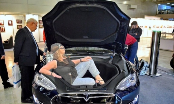 «Женщина-кошка» из Минска стала мемом. В автомобильных пабликах «пожар»