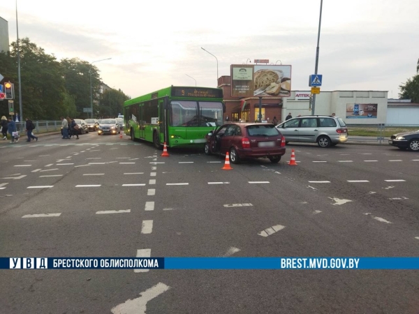 Автобус и легковушка столкнулись на перекрестке в Бресте. Кто виноват?