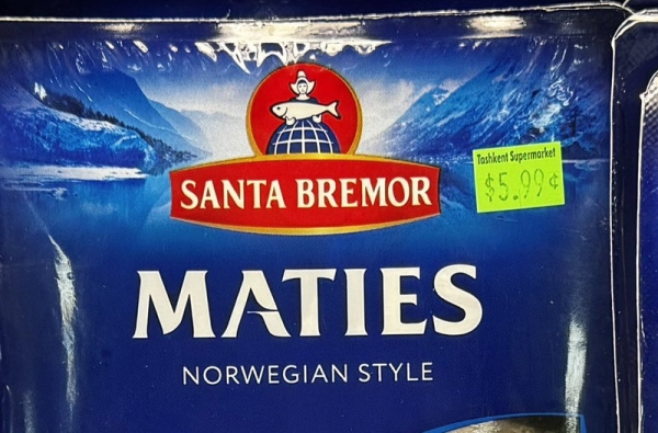 Блогер из США показал магазинные полки, уставленные белорусскими продуктами. Почем они продаются там и у нас?