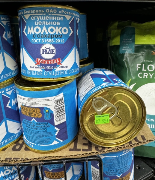 Блогер из США показал магазинные полки, уставленные белорусскими продуктами. Почем они продаются там и у нас?