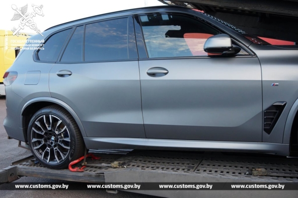 Через границу пытались провезти BMW примерно за 240 000 рублей. Стоимость оказалась занижена