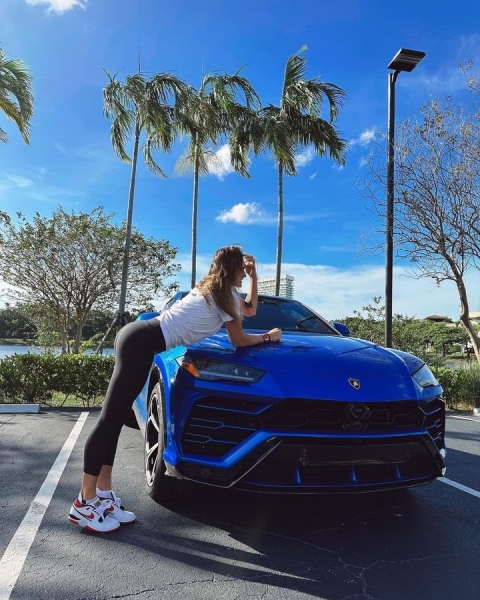 Первая ракетка мира белоруска Арина Соболенко похвасталась новым роскошным автомобилем. Сколько он стоит?