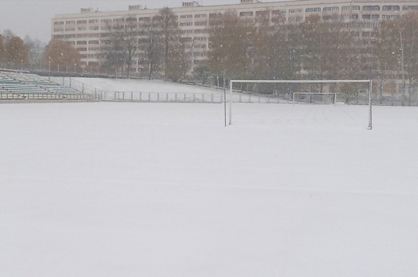 Стадион в Новополоцке перед матчем засыпало снегом — расчистить помогли болельщики