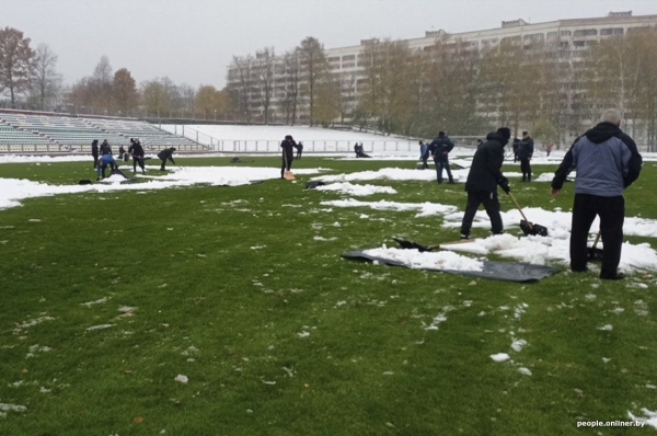 Стадион в Новополоцке перед матчем засыпало снегом — расчистить помогли болельщики