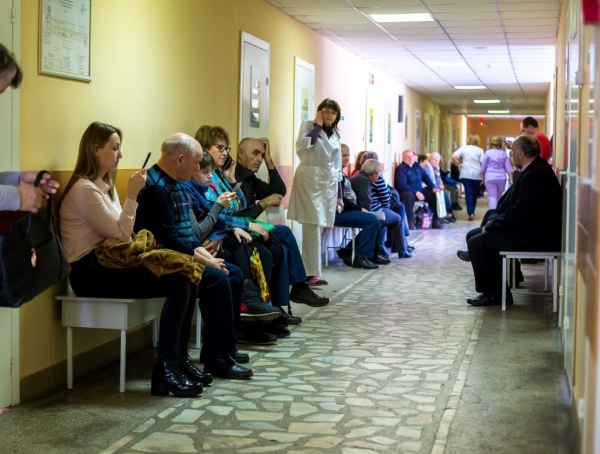 «Уважать людей в очереди». Врачи посоветовали, как избежать длительного ожидания в поликлинике