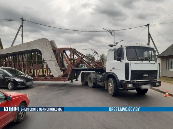 В Кобрине МАЗ при повороте зацепил легковушку