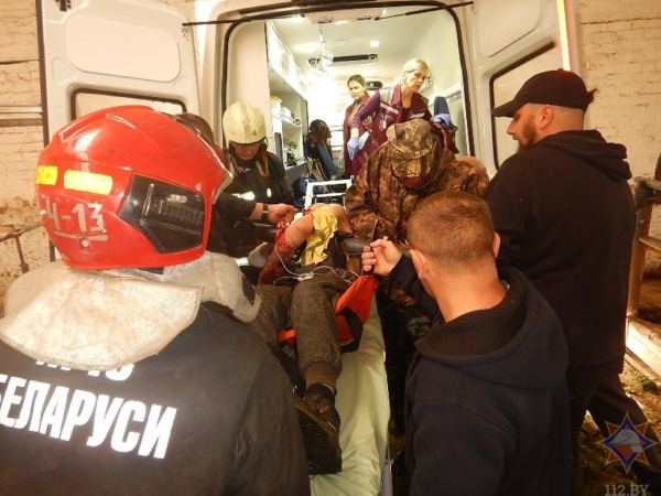 В полоцком районе спасатели достали молодого человека, зажатого в кормораздаточном прицепе. Видео и фото В полоцком районе спасатели достали молодого человека, зажатого в кормораздаточном прицепе. Видео и фото