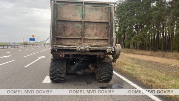 Водитель Renault серьезно пострадал в аварии с трактором Водитель Renault серьезно пострадал в аварии с трактором