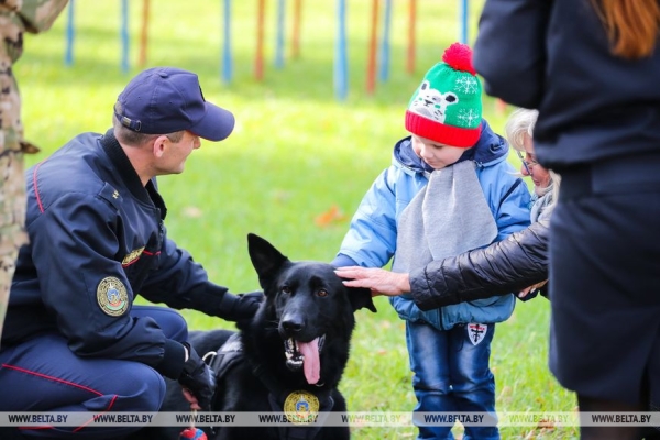 Волонтеры и правоохранители устроили праздник для ребят из социально-педагогического центра Бреста