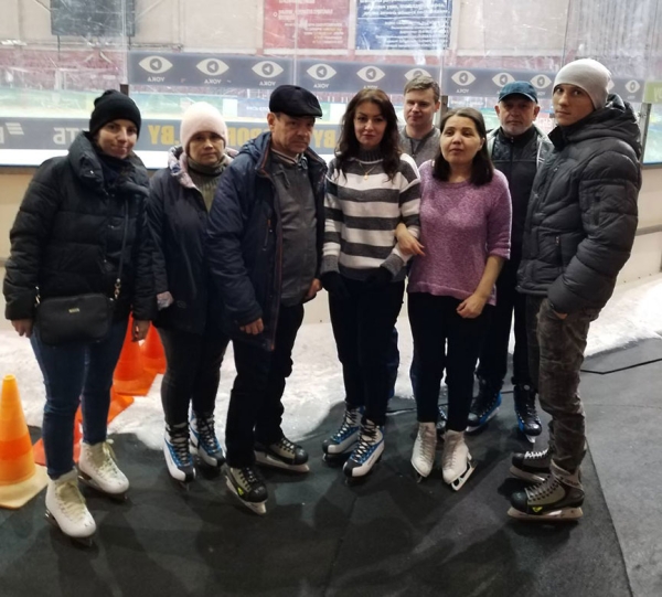 Барановичские инвалиды по зрению встали на коньки в Ледовом дворце 