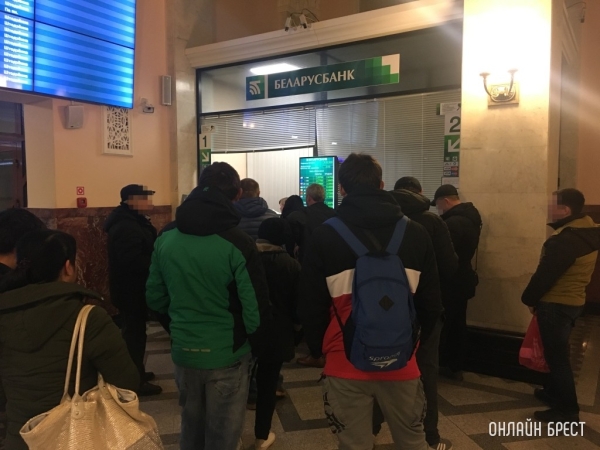 Белорусы впервые за 9 месяцев больше покупали валюту, чем продавали