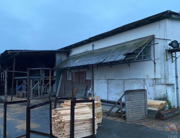 Цех распиловки древесины горел в Каменецком районе Цех распиловки древесины горел в Каменецком районе