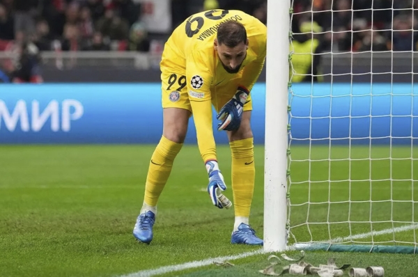 Фанаты во время матча забросали вратаря «деньгами». Что это значило?