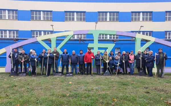  Фотофакт. Работники комбината ЖБК наводили порядок