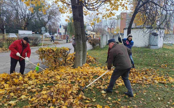  Фотофакт. Работники комбината ЖБК наводили порядок